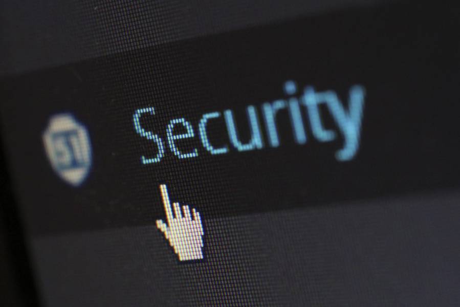 Cyberprzestępca na tropie seniora – zagrożenia w Internecie